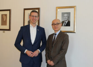 Yoshitaka Tsunoda (r.) im Rathaus der Stadt Erkrath. Foto: Stadt Erkrath