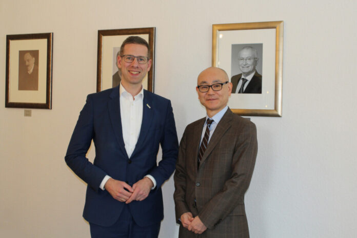 Yoshitaka Tsunoda (r.) im Rathaus der Stadt Erkrath. Foto: Stadt Erkrath