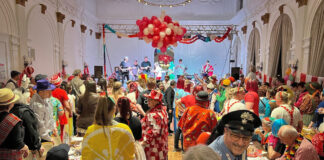 Karnevalssitzung in Langenberg: Männerballett und Kölner Band “Höösch”