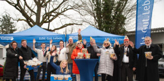 Die Gewinner des Karnevals-Gewinnspiels freuten sich über insgesamt 30.000 Tütchen mit Gummibärchen. Foto: Stadtwerke Ratingen