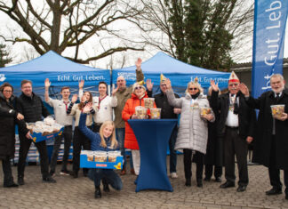 Die Gewinner des Karnevals-Gewinnspiels freuten sich über insgesamt 30.000 Tütchen mit Gummibärchen. Foto: Stadtwerke Ratingen