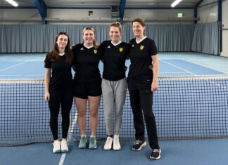 Die ersten Damen des Netzballvereins sind Verbands-Meisterinnen und steigen in die Niederrheinliga auf. Von links nach rechts: Liva Yildiz, Shura Poppe, Lauren Wagenaar und Daniela Kalthoff. Foto: privat