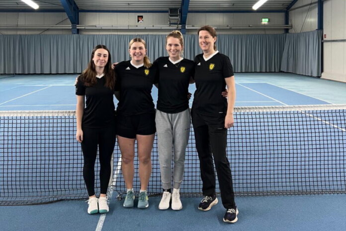 NBV_Damen_2025 Die ersten Damen des Netzballvereins sind Verbands-Meisterinnen und steigen in die Niederrheinliga auf. Von links nach rechts: Liva Yildiz, Shura Poppe, Lauren Wagenaar und Daniela Kalthoff. Foto: privat