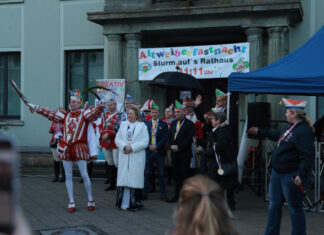 Damit beim Straßenkarneval auch ordentlich Stimmung gemacht werden kann, galt es, die Närrinnen und Narren zu wecken - das ist am Mittwochnachmittag bereits geschehen. Foto: Alexander Heinz