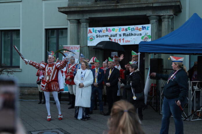 Damit beim Straßenkarneval auch ordentlich Stimmung gemacht werden kann, galt es, die Närrinnen und Narren zu wecken - das ist am Mittwochnachmittag bereits geschehen. Foto: Alexander Heinz