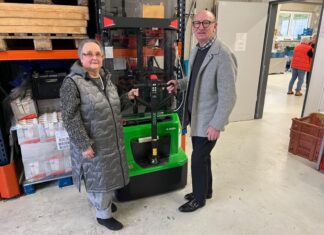 Renate Ott von der Tafel freut sich über das neue Transportgerät, das im Beisein von Rotary-Mitglied Peter Güttes eingeweiht werden konnte. Foto: Rotary-Club