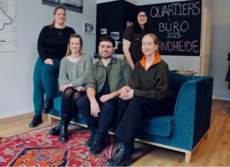 „Das Team der Sozialen Stadt Sandheide freut sich über das neue Teammitglied (v.l.n.r): Marion Leukefeld und Julia Zinn von der Stadt Erkrath, Timurhan Akdag, Kübra Akyazi und Charlotte Möller des beauftragten Planungsbüros Stadt+Handel“. Foto: Stadt Erkrath