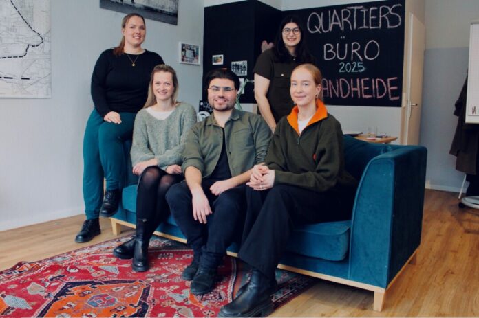 „Das Team der Sozialen Stadt Sandheide freut sich über das neue Teammitglied (v.l.n.r): Marion Leukefeld und Julia Zinn von der Stadt Erkrath, Timurhan Akdag, Kübra Akyazi und Charlotte Möller des beauftragten Planungsbüros Stadt+Handel“. Foto: Stadt Erkrath