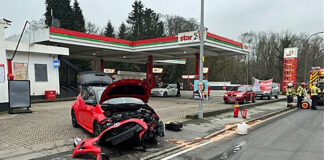 Der Toyota war nicht mehr fahrbereit und musste abgeschleppt werden. Foto: Polizei