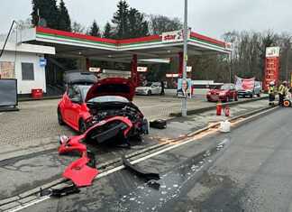 Der Toyota war nicht mehr fahrbereit und musste abgeschleppt werden. Foto: Polizei