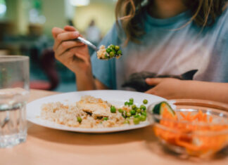Kinder und Jugendliche im Kreis Mettmann sollen mittags in Kitas und Schulen ein kostenloses Essen bekommen. Foto: NGG/Tobias Seifert