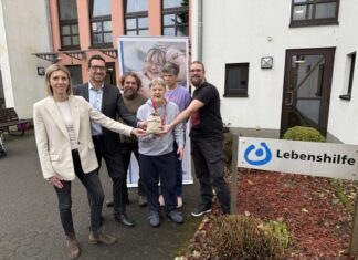 Legut, Dezernentin für Jugend, Soziales und Kultur im Rathaus Heiligenhaus, Thomas Meuser, Gebietsdirektor der Kreissparkasse Düsseldorf, und Musiker Hannes Johannsen übergeben die Spende an die Bewohner Christian Schnecke und Heike Steinig sowie Wohnhaus-Leiter Christian Hitzbleck. Foto: Sparkasse