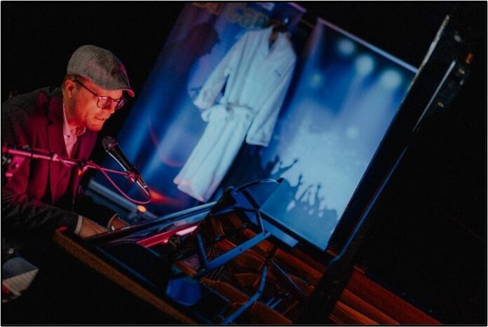 Lutz Strenger bringt Lieder von Udo Jürgens nach Isenbügel. Foto: Veranstalter