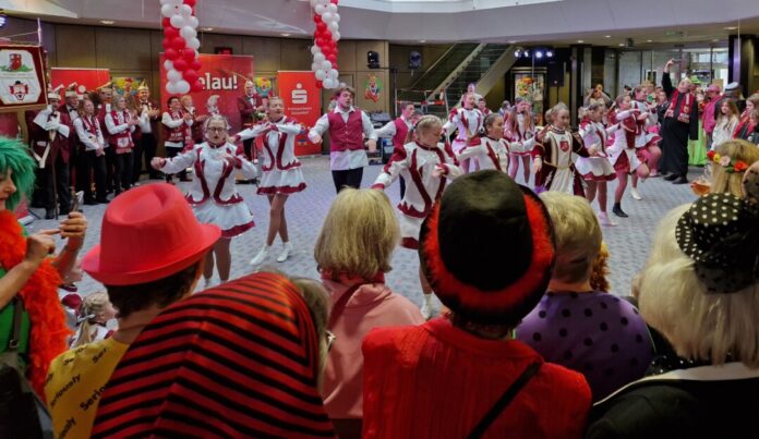 Die Kalkstadt-Narren haben an Weiberfastnacht wieder die Wülfrather Sparkassse gestürmt. Fotos: Kling