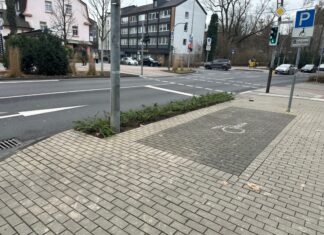 Fußgängerampel an der Talstraße ein kleiner Grünstreifen angelegt. Foto: Kreisstadt Mettmann