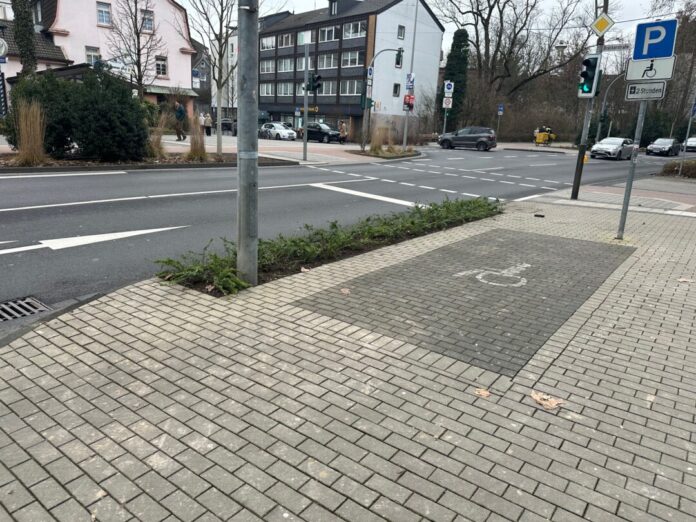 Fußgängerampel an der Talstraße ein kleiner Grünstreifen angelegt. Foto: Kreisstadt Mettmann