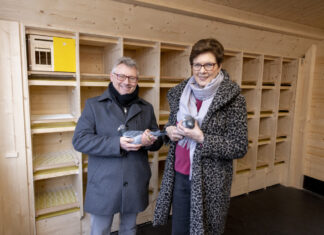 Rheinbahn-Vorstand Michael Richarz und Monika Piasetzky (Vorsitzende Tierschutzverein Düsseldorf) stellen das Taubenhaus vor und erläutern die zukunftsweisende Lösung, die Schutz für Mensch und Taube bietet. Foto: Rheinbahn