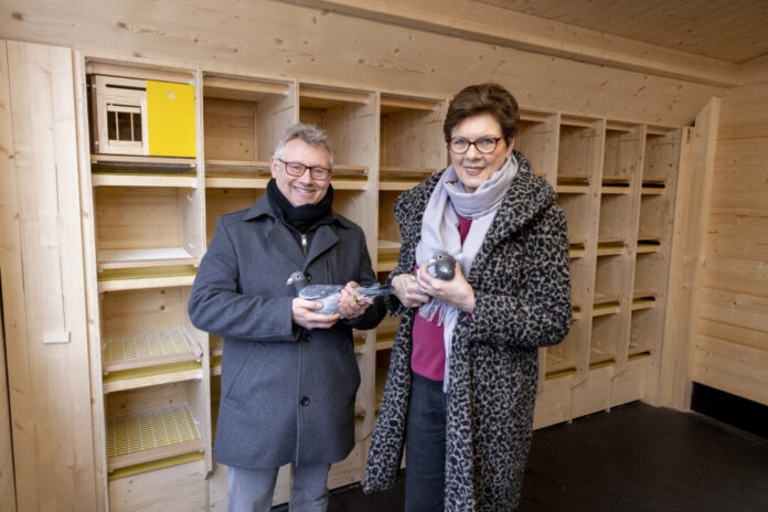 Taubenhaus_Michael Richarz_Monika Piasetzky Rheinbahn-Vorstand Michael Richarz und Monika Piasetzky (Vorsitzende Tierschutzverein Düsseldorf) stellen das Taubenhaus vor und erläutern die zukunftsweisende Lösung, die Schutz für Mensch und Taube bietet. Foto: Rheinbahn