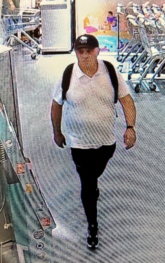 Die Polizei fahndet mit Fotos aus einer Überwachungskamera. Foto: Polizei