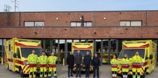 Die offizielle Übergabe der Rettungswagen in Ratingen. Foto: Feuerwehr Ratingen
