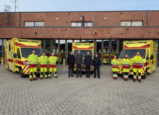 Die offizielle Übergabe der Rettungswagen in Ratingen. Foto: Feuerwehr Ratingen