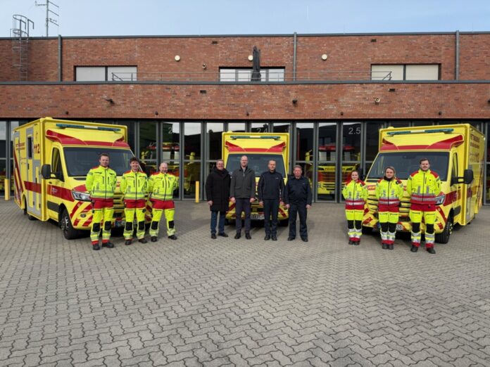 Die offizielle Übergabe der Rettungswagen in Ratingen. Foto: Feuerwehr Ratingen