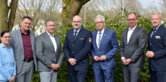 Am Mittwoch stellte sich der Wachleiter für die Polizeiwache Wülfrath, Polizeihauptkommissar Sascha Wegstroth, dem Bürgermeister der Stadt Wülfrath vor. Foto: Polizei