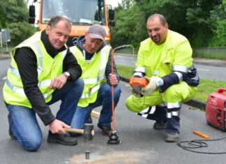 Die drei Erfinder der Gasdiffusionshülse (von links): André Ernestus, Jörg Clausdorff, Ali Tahiri. Foto: WSW/Stefan Tesche-Hasenbach