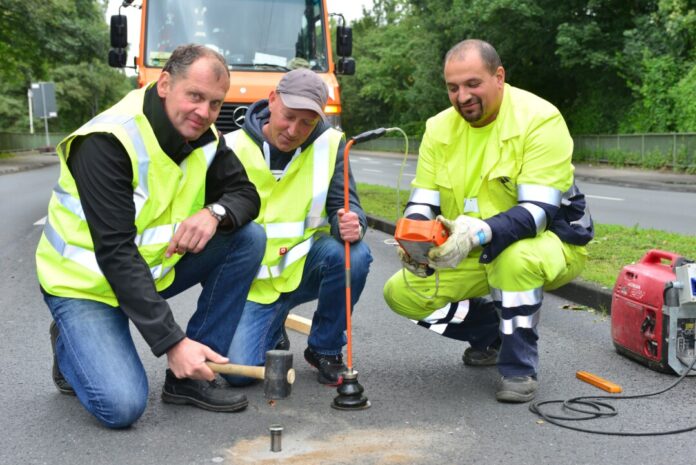 Die drei Erfinder der Gasdiffusionshülse (von links): André Ernestus, Jörg Clausdorff, Ali Tahiri. Foto: WSW/Stefan Tesche-Hasenbach