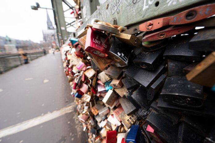 Seit Jahren bringen Paare gemeinsame Schlösser an der Kölner Hohenzollernbrücke an - am Valentinstag wohl wieder besonders viele. (Archivbild)