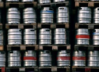Viele Bierfässer sind auf Paletten gestapelt. Foto: pixabay