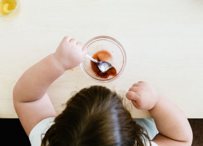 Dicke Kinder haben Experten zufolge auch als Erwachsene Übergewichtsprobleme. (Archivbild)