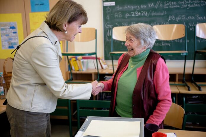 Kölns OB Reker hat die 100-jährige Lydia Mörs-Plattes für ihren Einsatz als Wahlhelferin geehrt.