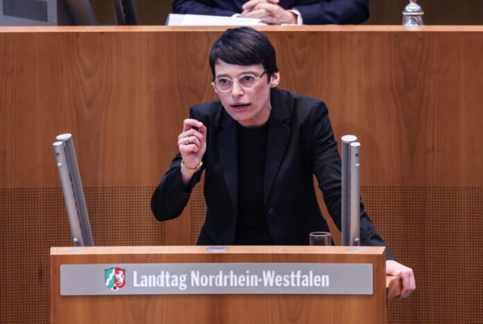 Eigene Abschiebeflüge nach Bulgarien können die Bundesländer laut Nordrhein-Westfalens Fluchtministerin Josefine Paul (Grüne) erst seit kurzem selbst organisieren.