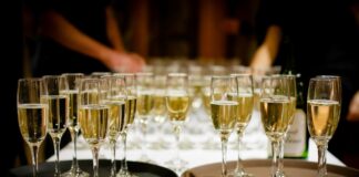 Gläser mit Sekt stehen bereit. Foto: pixabay