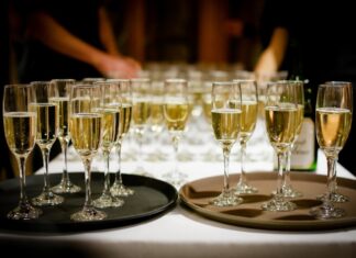 Gläser mit Sekt stehen bereit. Foto: pixabay