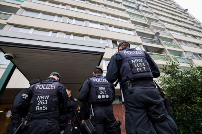Ordnungsamt und Polizei haben im Oktober die Bewohner im Problem-Hochhaus «Weißer Riese» kontrolliert. (Archivbild)