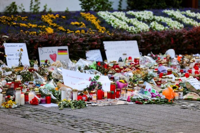 Viele Menschen haben nach dem Anschlag Blumen niedergelegt und Kerzen gebracht. (Archivbild)