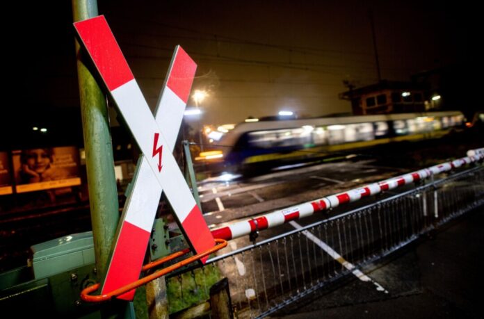 Beim Überqueren eines Bahnübergangs ist ein Mann in Welver von einem Zug erfasst worden. Als die Polizei am Unfallort eingetroffen sei, seien die Schranken geschlossen gewesen. (Symbolbild).