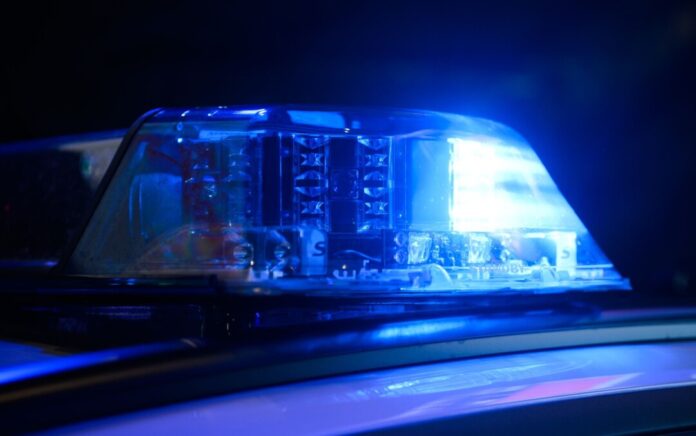 Ein 21-Jähriger fährt zu schnell und verliert die Kontrolle über sein Auto. Fünf Menschen werden verletzt. Es besteht der Anfangsverdacht auf ein illegales Autorennen. (Symbolbild)
