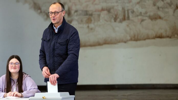 Unions-Kanzlerkandidat Friedrich Merz hat in Arnsberg-Niedereimer gewählt.