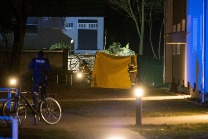 Vor einem Wohnhaus in Voerde ermittelte die Polizei Anfang Februar, weil eine Frau umgebracht wurde.