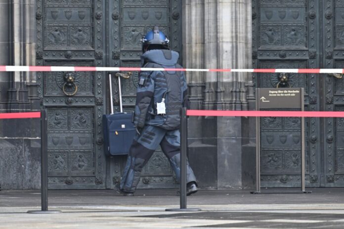 Wegen eines herrenlosen Koffers musste ein Portal zum Kölner Dom geschlossen bleiben.