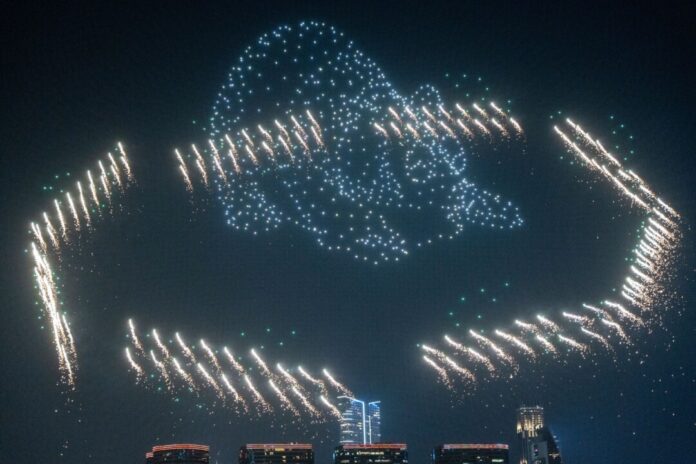 Breite Mehrheit für zentrale Drohnenshow statt privater Silvesterböllerei in Düsseldorf. (Archivbild)