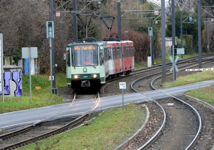 Der Unfall passierte in Höhe der Haltestelle Ollenhauerstraße. (Symbolbild)