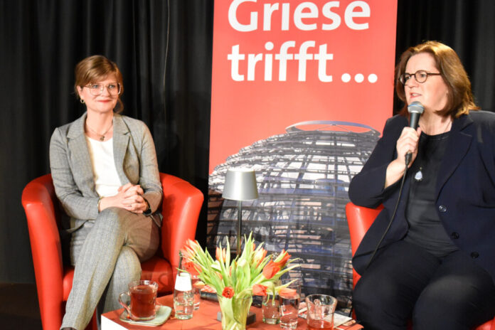 Sarah Philipp und Kerstin Griese auf der kleinen Bühne. Foto: Büro Griese