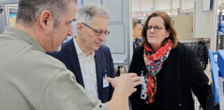 Achim Post und Kerstin Griese im Gespräch mit einem Kiekert-Vorarbeiter Foto: Büro Griese