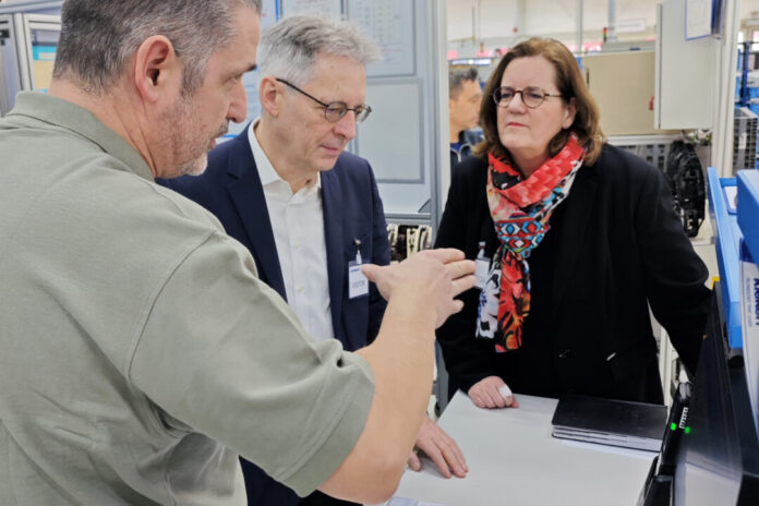 Achim Post und Kerstin Griese im Gespräch mit einem Kiekert-Vorarbeiter Foto: Büro Griese