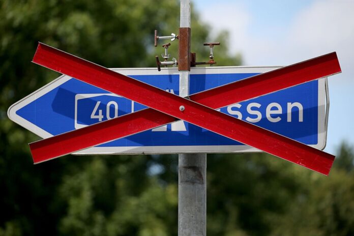 Ein Schild zur Auffahrt zur Autobahn A40 zeigt eine Sperrung in Duisburg an. (Archivbild)