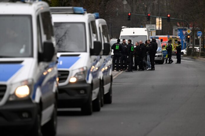 In Leverkusen durchsucht die Polizei die Wohnung einer Frau, die sich Chemikalien zur Herstellung von Explosivstoffen beschafft haben soll.